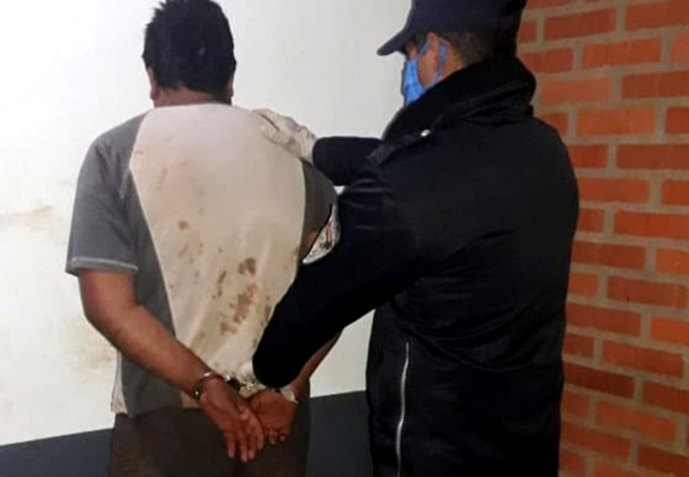 Casi le amputó un dedo a su hijo de un machetazo