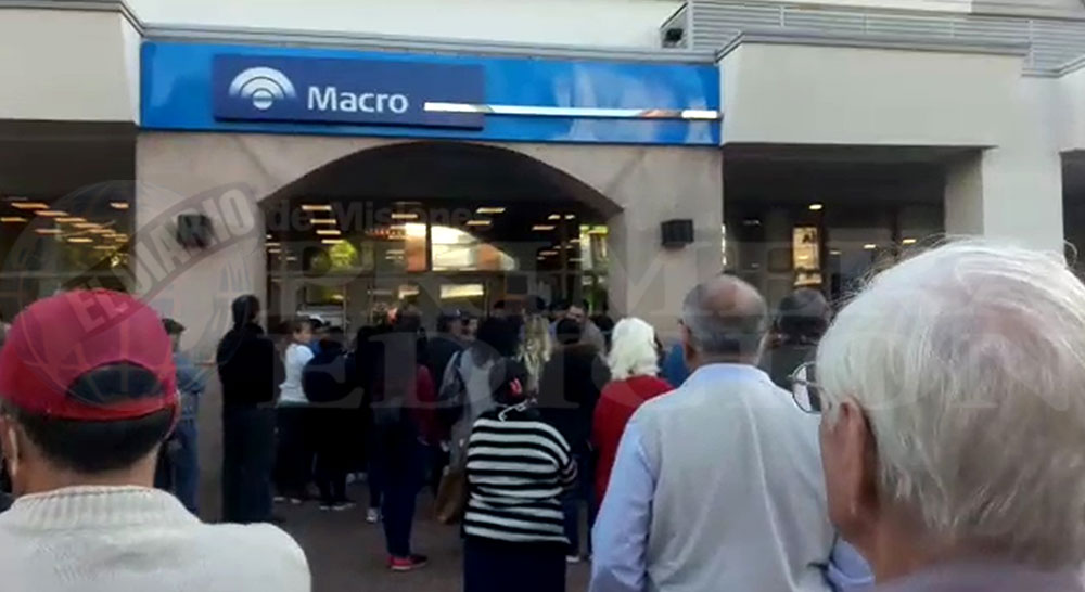 Largas colas, sin respeto por la distancia mínima, frente a los bancos