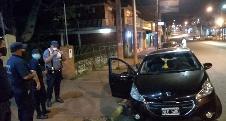 AUTO INCAUTADO. Las infractoras viajaban en este vehículo y a la vista de todos en Jardín América.