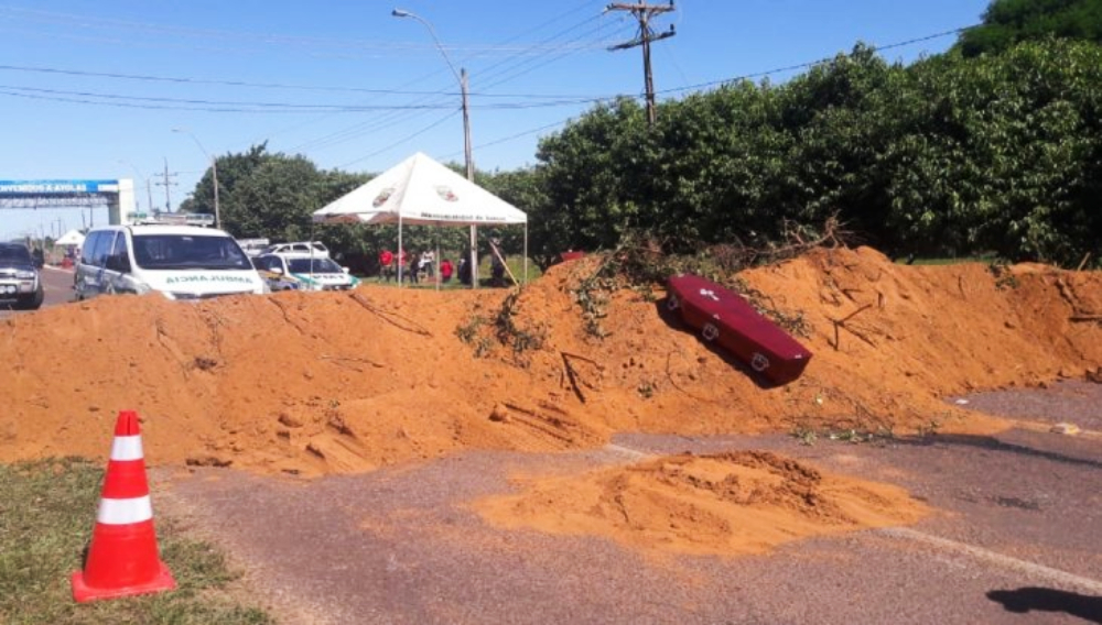 Con arena y ataúdes, restringen el ingreso de visitantes a la ciudad