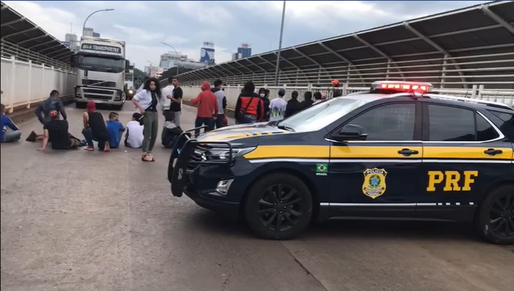 Más de un centenar de paraguayos varados en el Puente de la Amistad