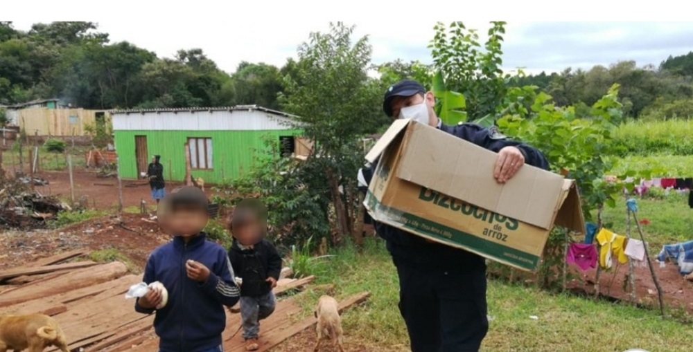Policías hicieron más de 6 mil sándwiches para vecinos humildes de Alem