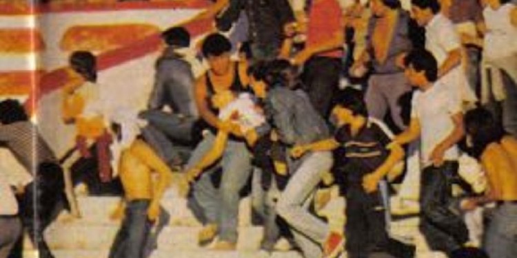 VIOLENCIA. La imagen de la víctima, en brazos de su padre, bajando por las tribunas de la cancha de Independiente.