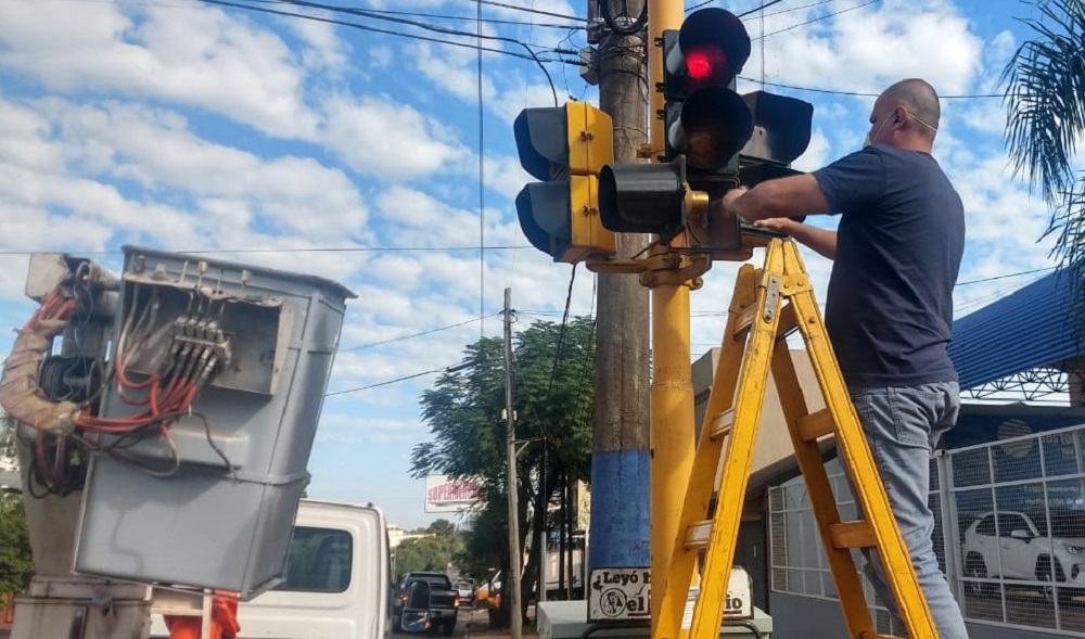 Continúa la reparación de semáforos en distintos puntos de Posadas