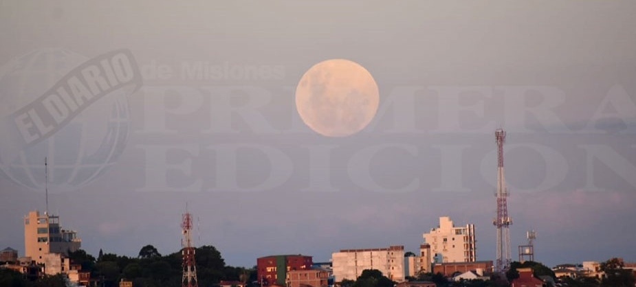 Noche de superluna rosa
