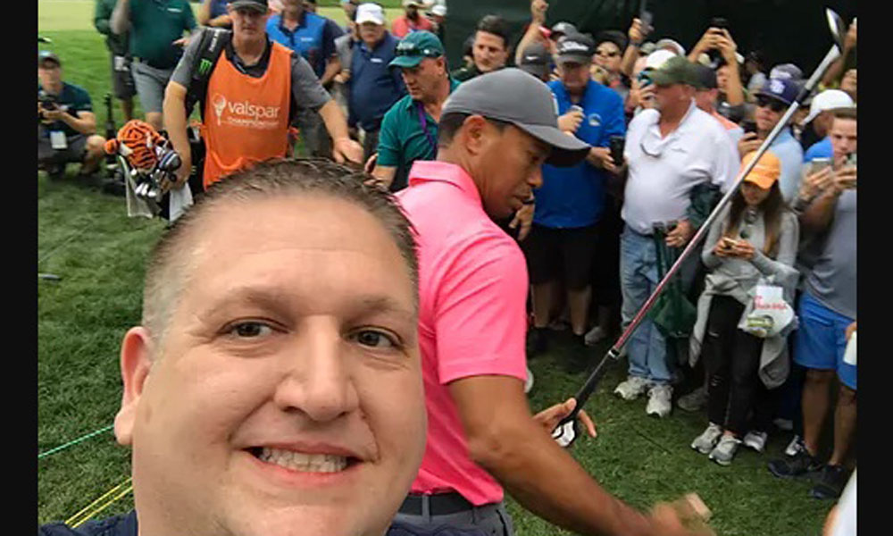 Insólito: un fan reclama millones a Tiger Woods por una selfie