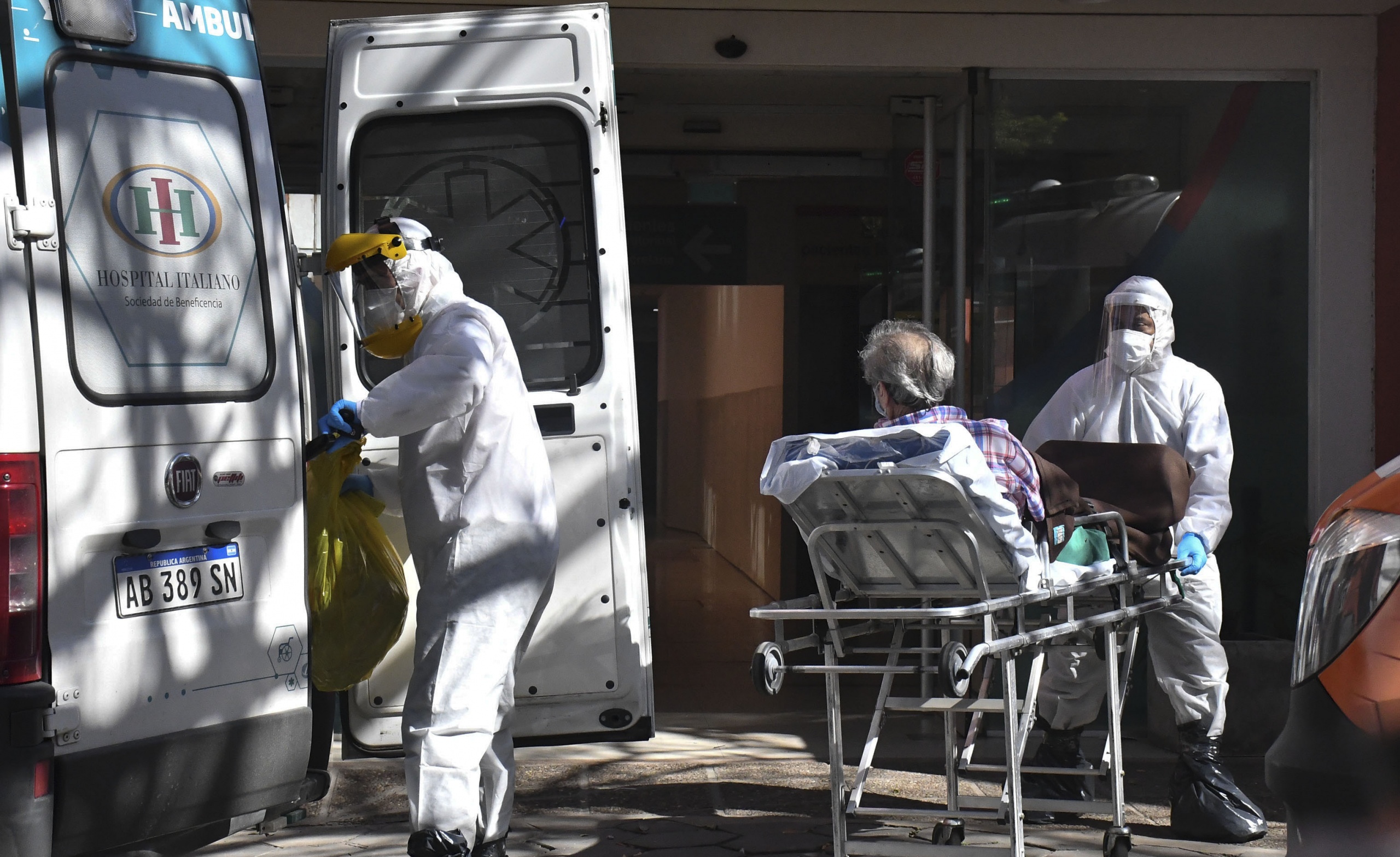 Córdoba: Personal sanitario comenzó a trasladar a los pacientes que permanecían internados en el Hospital Italiano, luego de que se confirmen 73 casos de coronavirus en el mosocomio. Foto: Laura Lescano/Télam/aa 13/05/2020