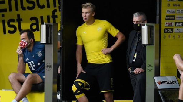 El goleador del Borussia Dortmund, se lesionó al chocar con el árbitro