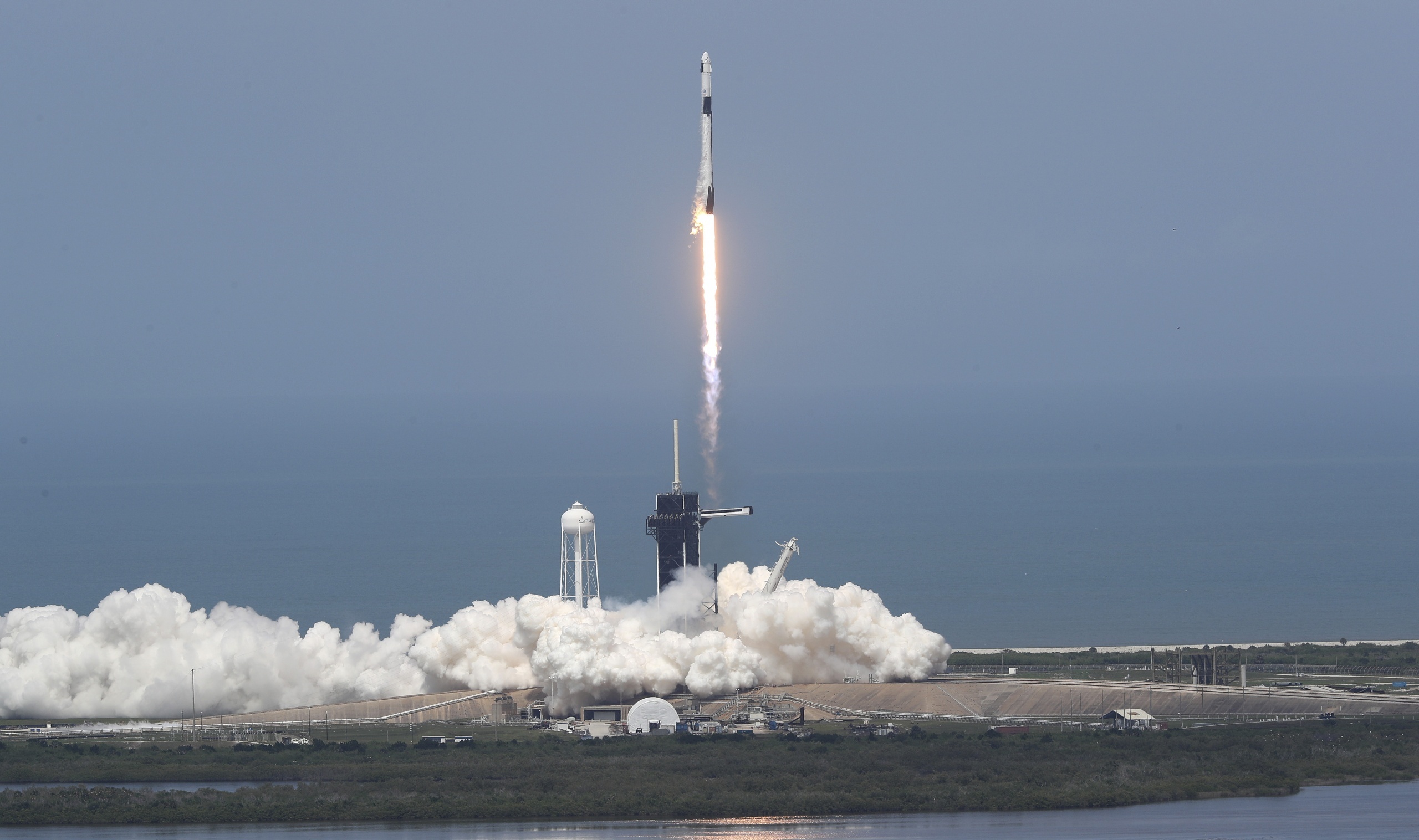 La tripulación Crew Dragon fue recibida en la Estación Espacial Internacional