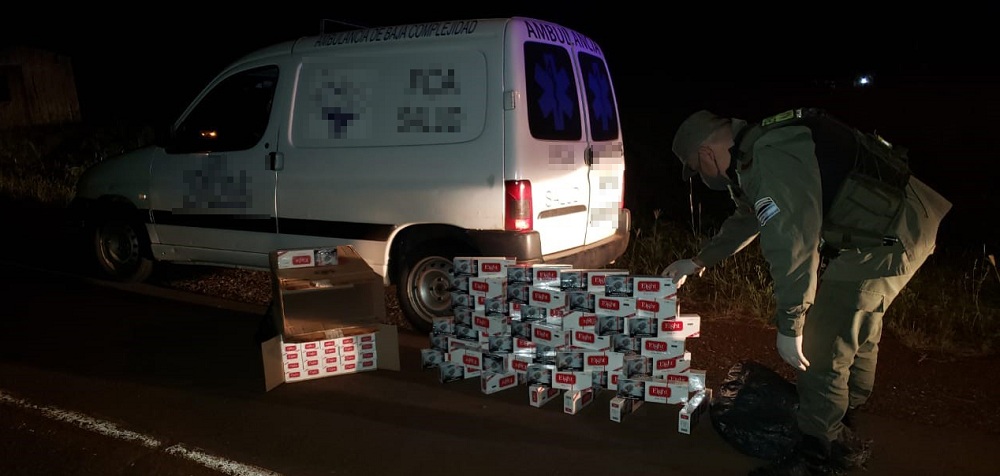 Utilizaba una ambulancia para transportar 1.000 paquetes de cigarrillos ilegales