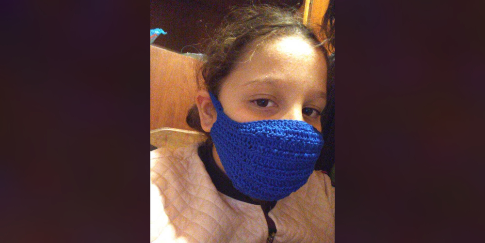 Niñez responsable: Lara enseña paso a paso a tejer un barbijo