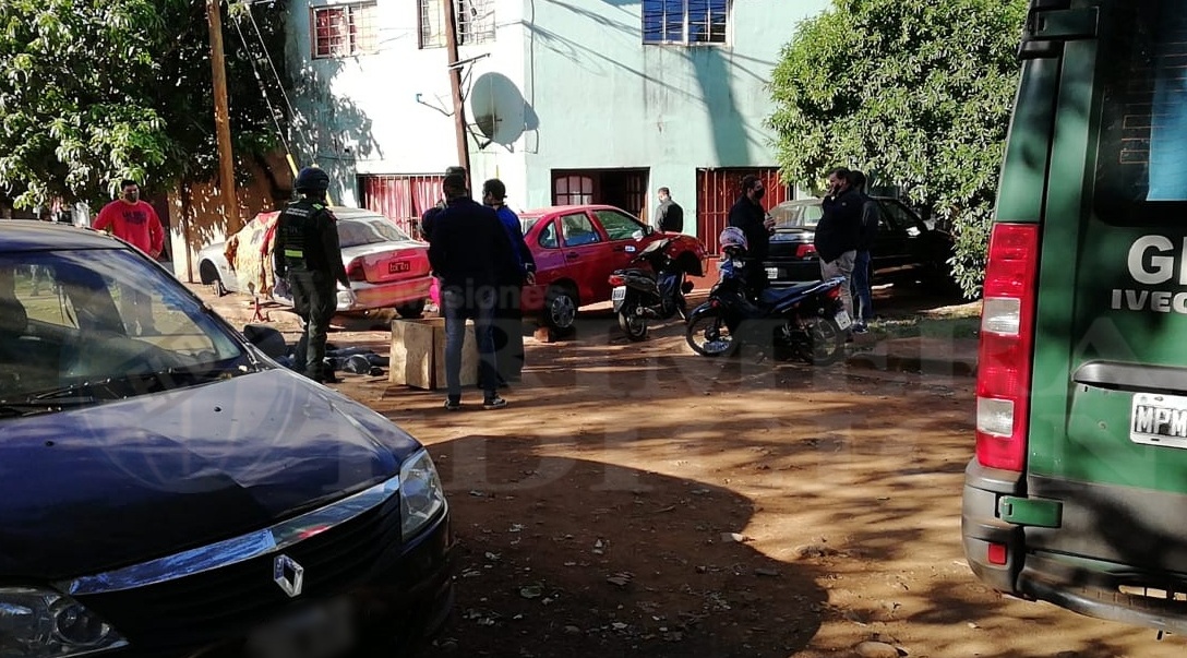 Detuvieron a cuatro asaltantes con armas largas y uniformes policiales