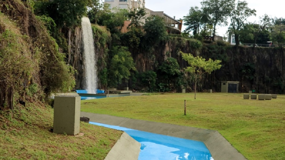 Embellecen la “cascada artificial” de la costanera posadeña