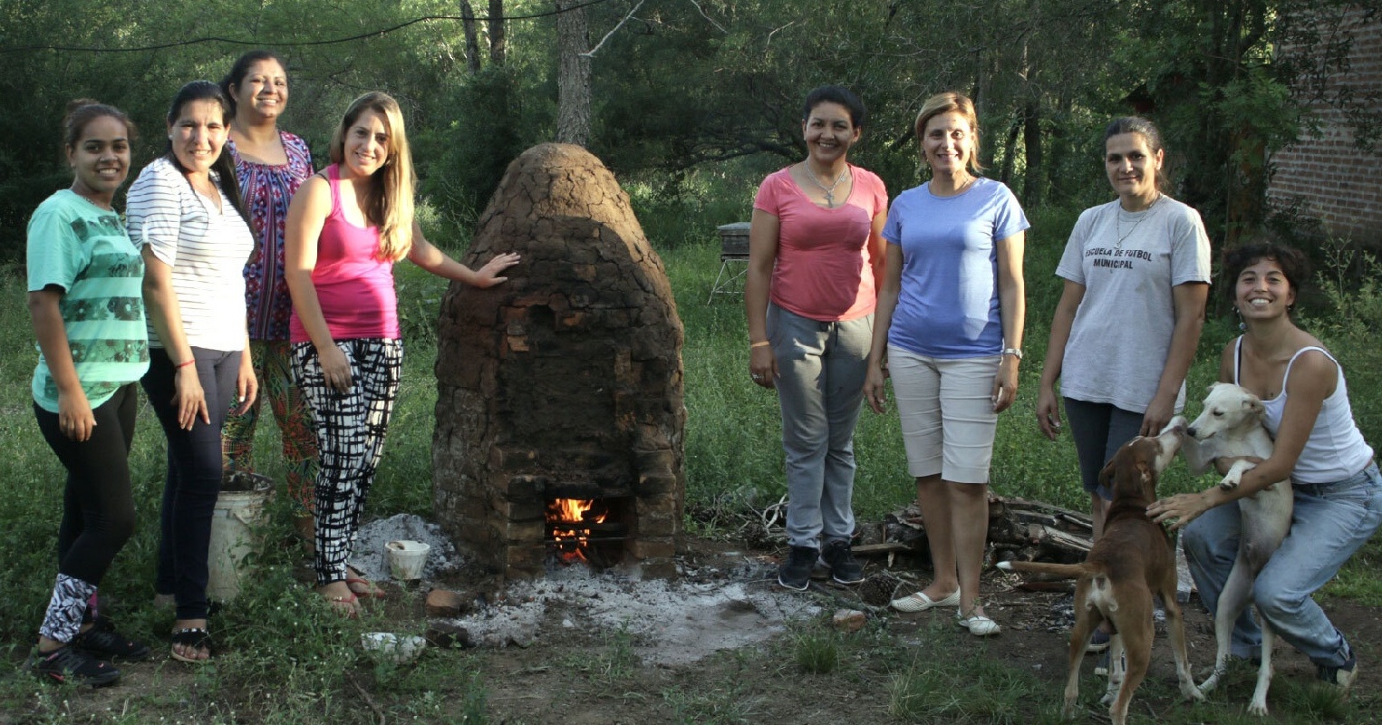 Mujeres y una alternativa laboral a través del moldeado de cerámica