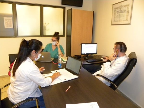 Qué debe hacer una persona con síntomas compatibles con COVID