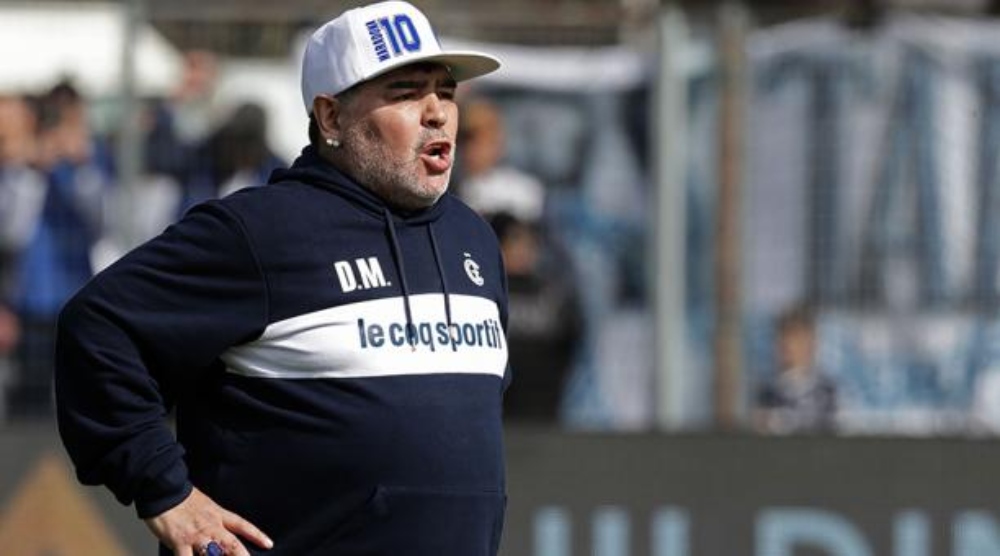 Gimnasia quiere renovarle el contrato a Diego Maradona, pero con una reducción salarial