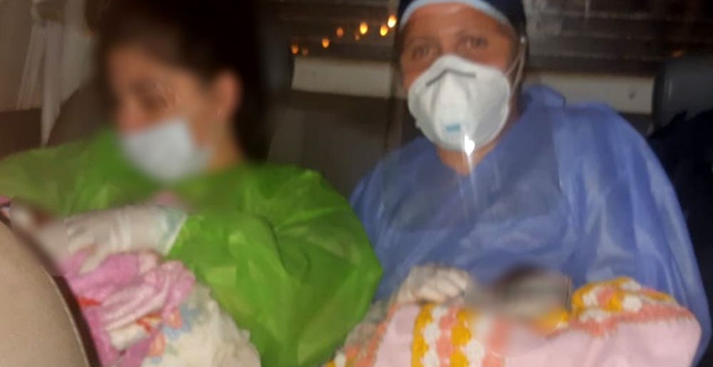 Efectivos policiales asistieron a una mujer que dio a luz a gemelas prematuras