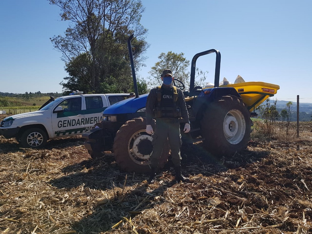 Frustraron contrabando de cigarrillos y recuperaron dos tractores