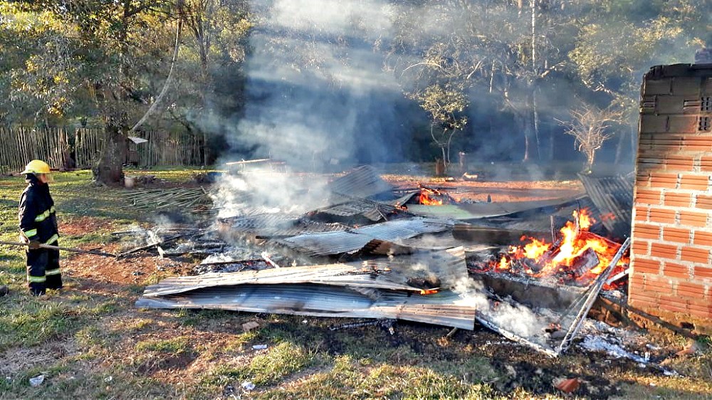 Bomberos de Iguazú sofocaron un incendio en el Barrio Las Orquídeas