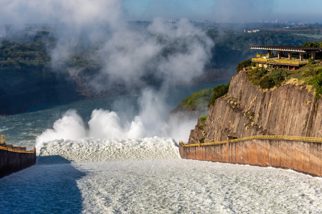 Itaipú abrió compuertas para abastecer de agua al río Paraná