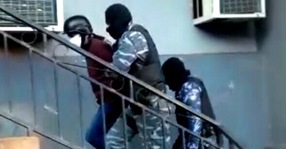 El hijo de Schoenfisch guardó silencio y permanecerá detenido