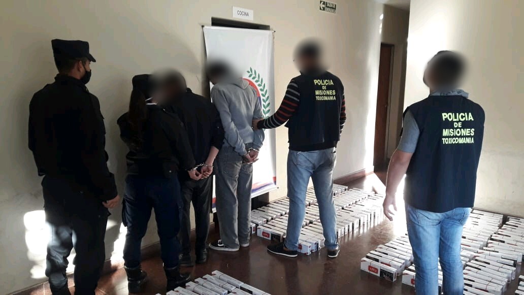 En un auto robado transportaban más de 500 gruesas de cigarrillos