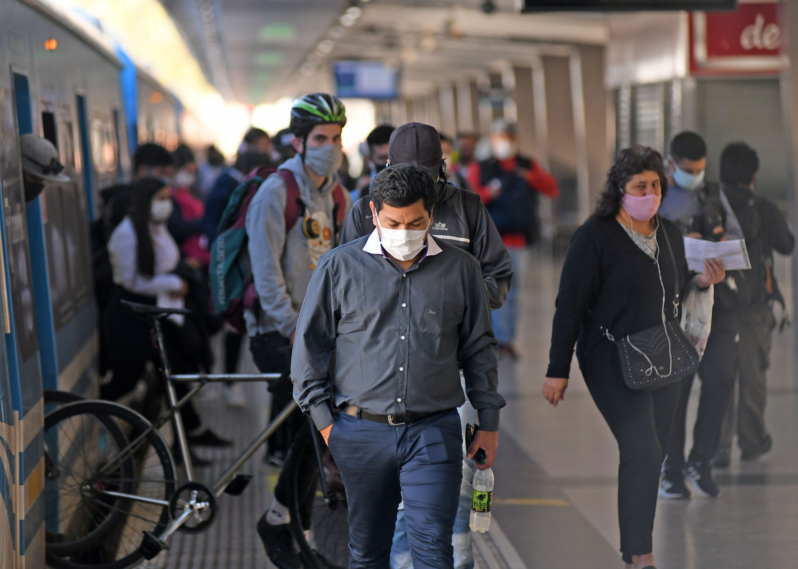 NOOTICIAS ARGENTINAS BAIRES,
MAYO 20: Movimento de pasajeros
en la estacion Once del
ferrrocarril Sarmiento.
Foto NA: JUAN VARGAS