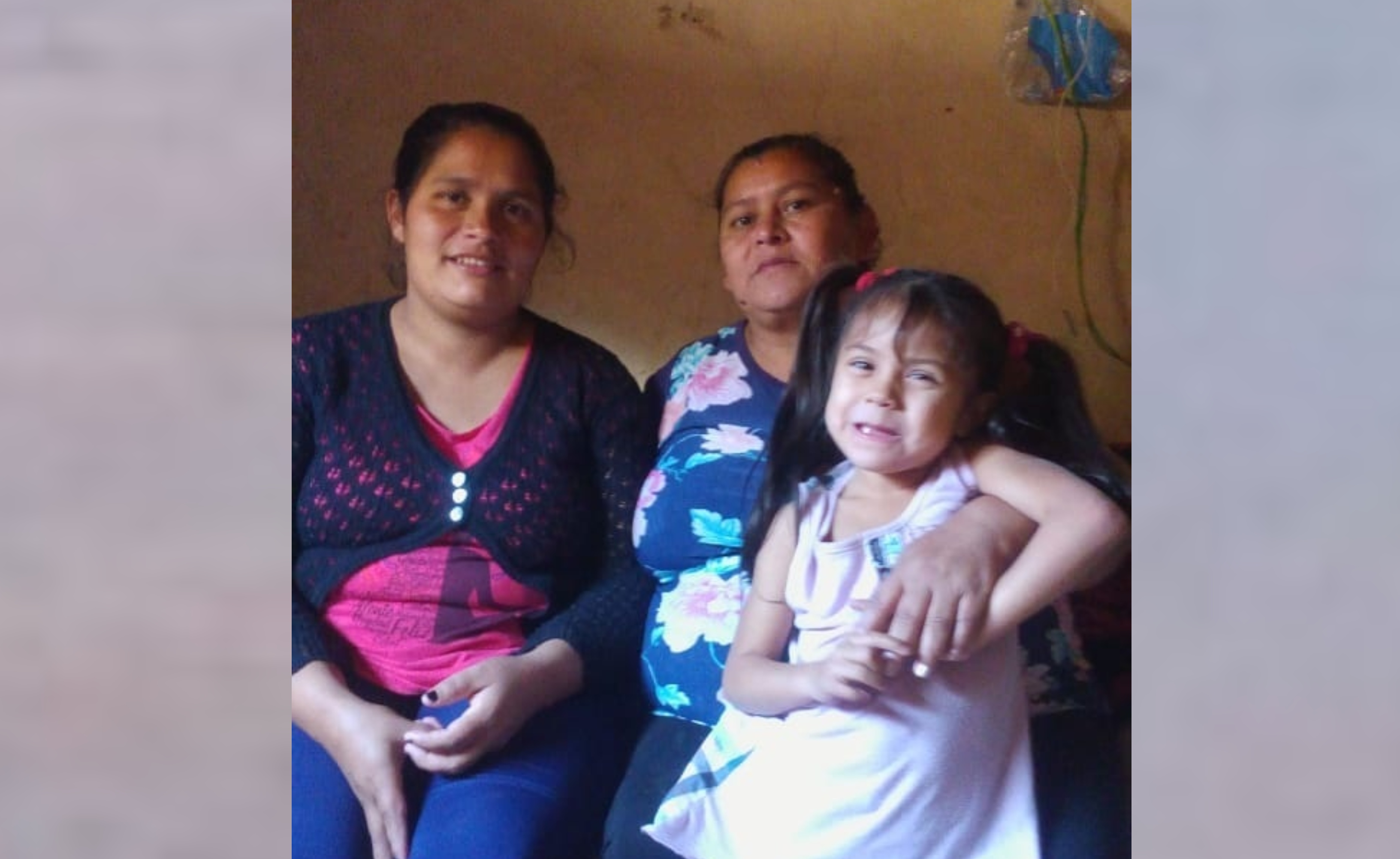 Viajó con su nieta por unos días y hace dos meses están varadas