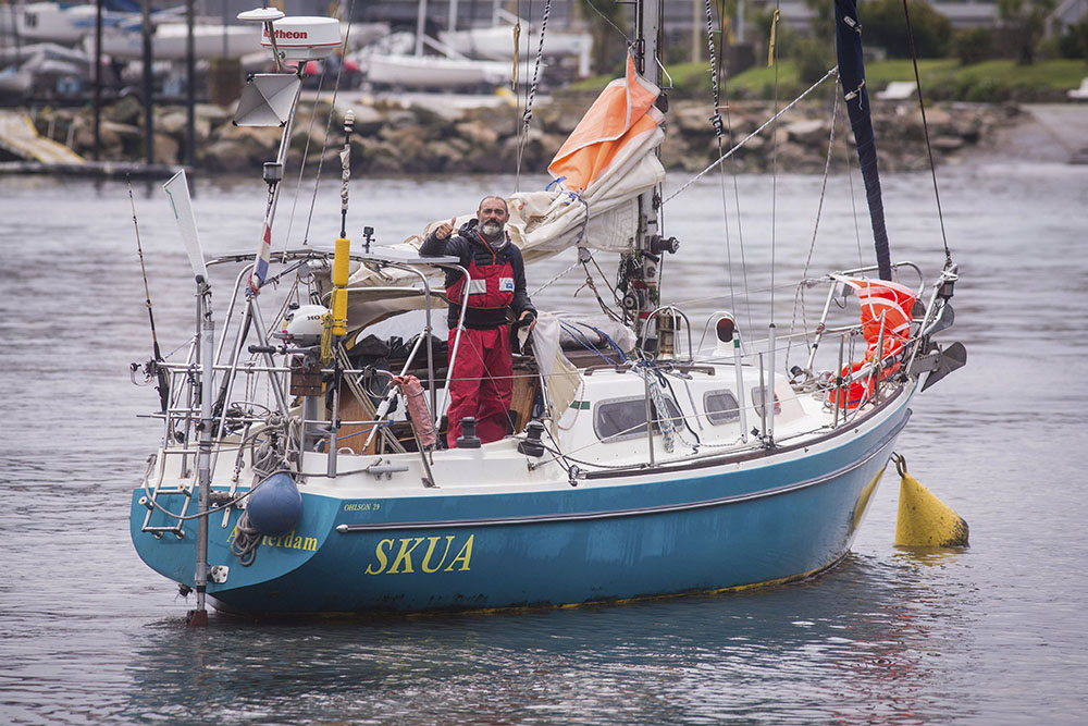 cruzó el océano en velero para reencontrarse con sus padres en medio de la pandemia