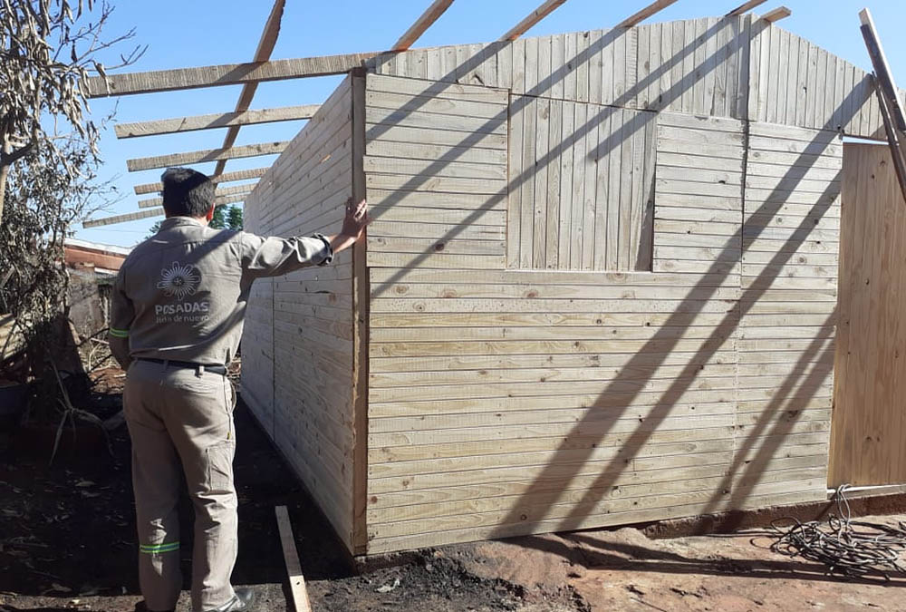 Asisten a familia que perdió todo