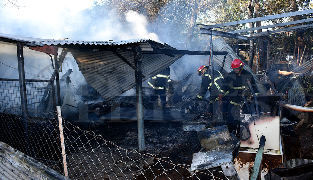Incendio consumió por completo una vivienda en la chacra 158