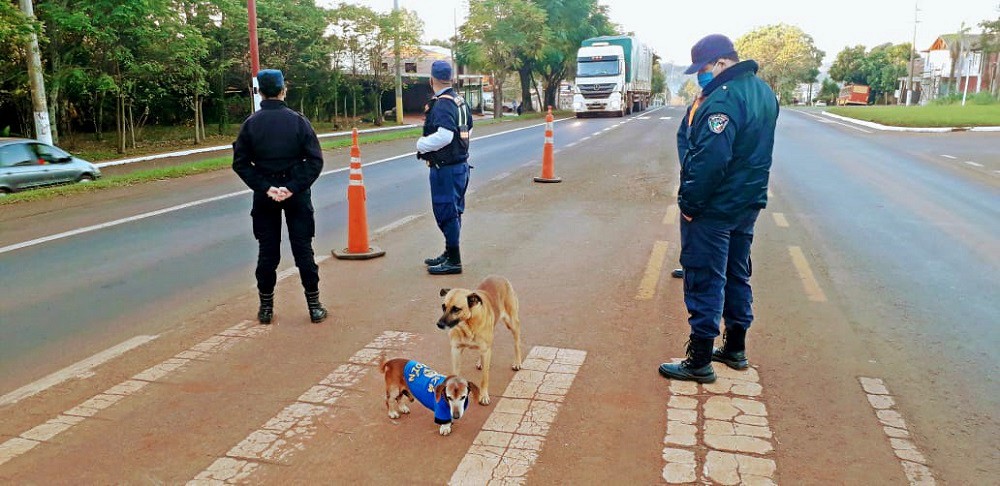 “Salchi” recibió un abrigo y luego siguió con “su” tarea policial