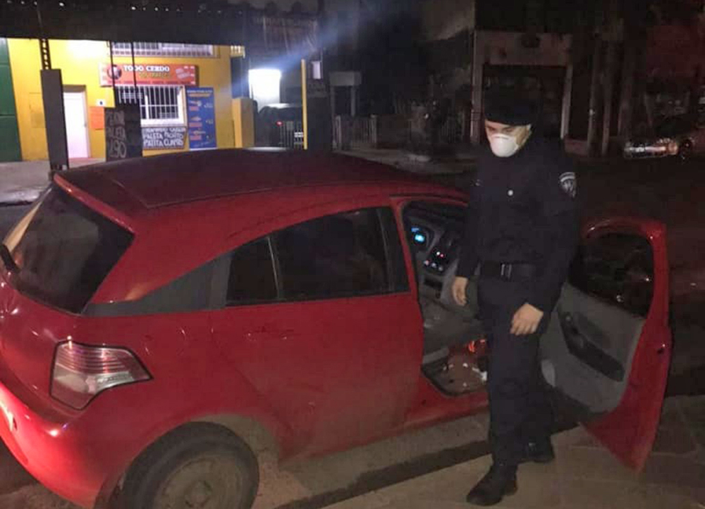 Fue sorprendido en pleno robo dentro de un automóvil