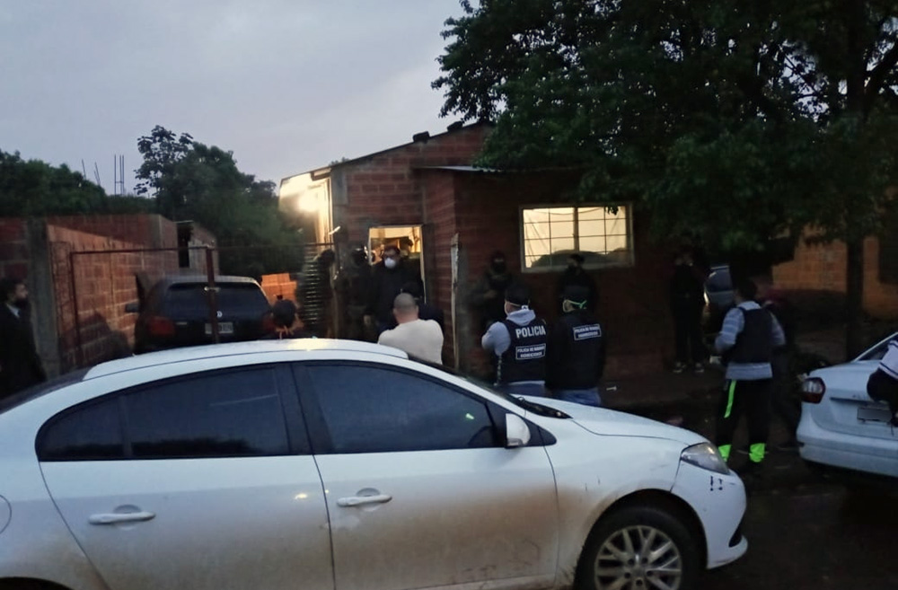 Allanaron un "aguantadero" de Ñu Porá detrás del arma homicida