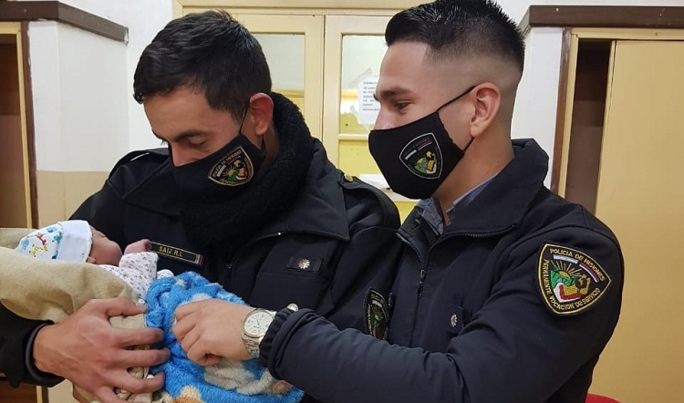 Policías ayudaron a una joven a dar a luz