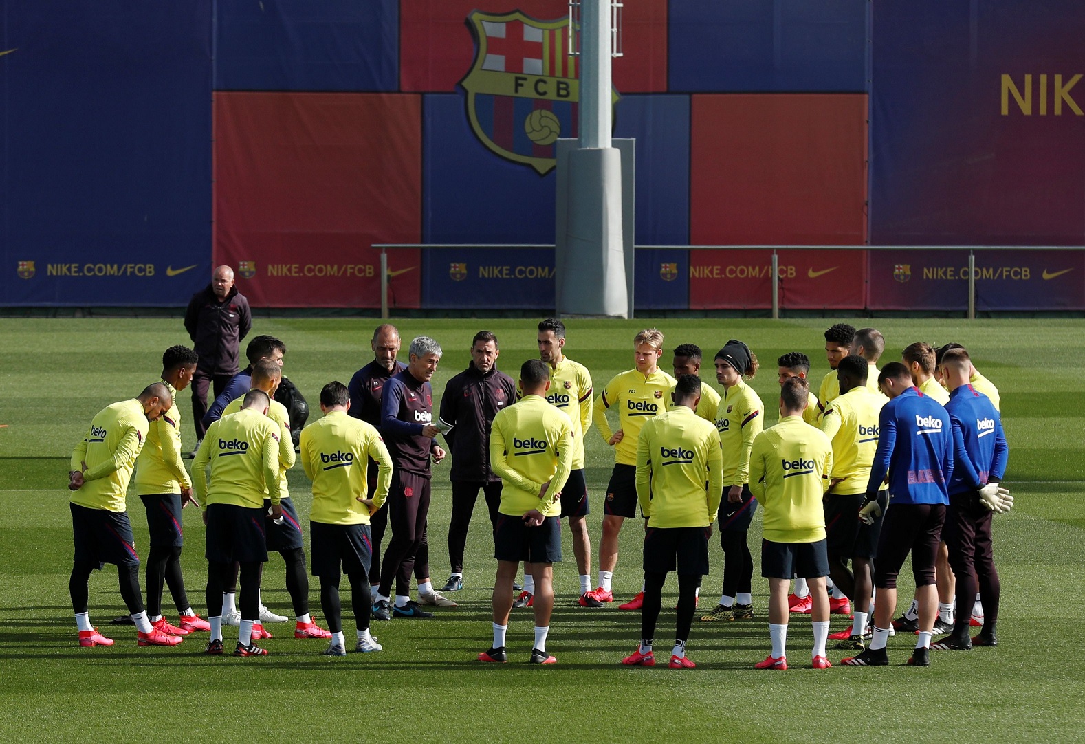 Messi volvió a entrenarse con plantel completo del Barcelona