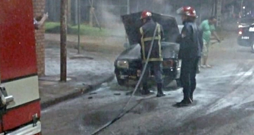 Bomberos sofocaron el incendio de un auto en Posadas