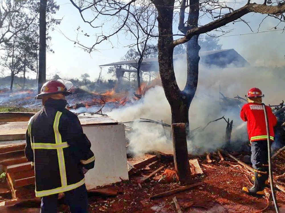 Bomberos de Garupá sofocaron un incendio en un aserradero