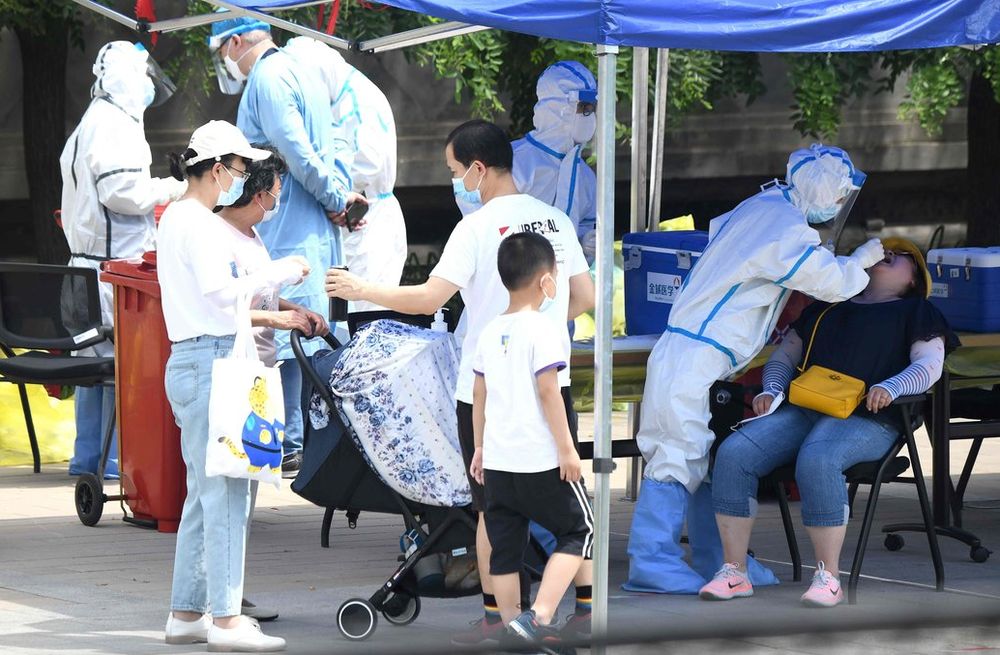 COVID-19: Pekín desinfecta mercados, restaurantes y universidades