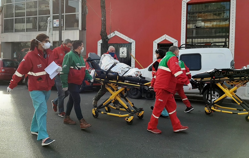 NOTICIAS ARGENTINAS BAIRES JUNIO
3: Personal del SAME realiza la
evacuacion de un geriatrico en el
barrio de Almagro luego de que se
registrara un incendio,
Foto NA: DANIEL VIDES