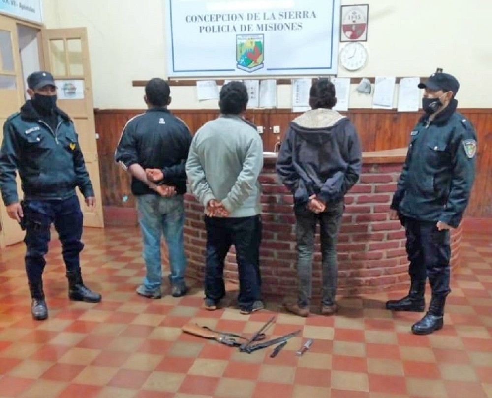 Cuatro detenidos y dos heridos de arma blanca, tras sendas peleas
