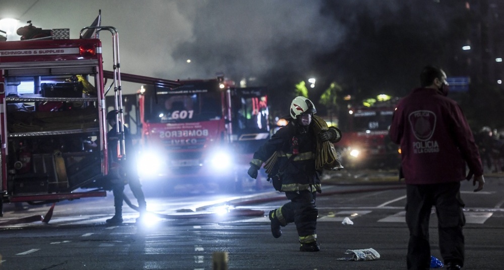 Incendio y explosión en una permufería dejó dos bomberos muertos