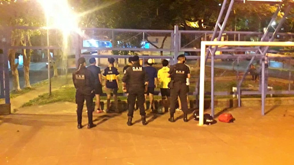 Fueron detenidos por jugar al fútbol en plena cuarentena