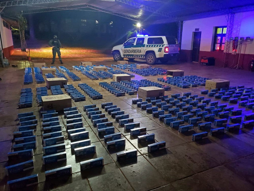 Gendarmería incautó 6 mil paquetes de cigarrillos ocultos en una vegetación