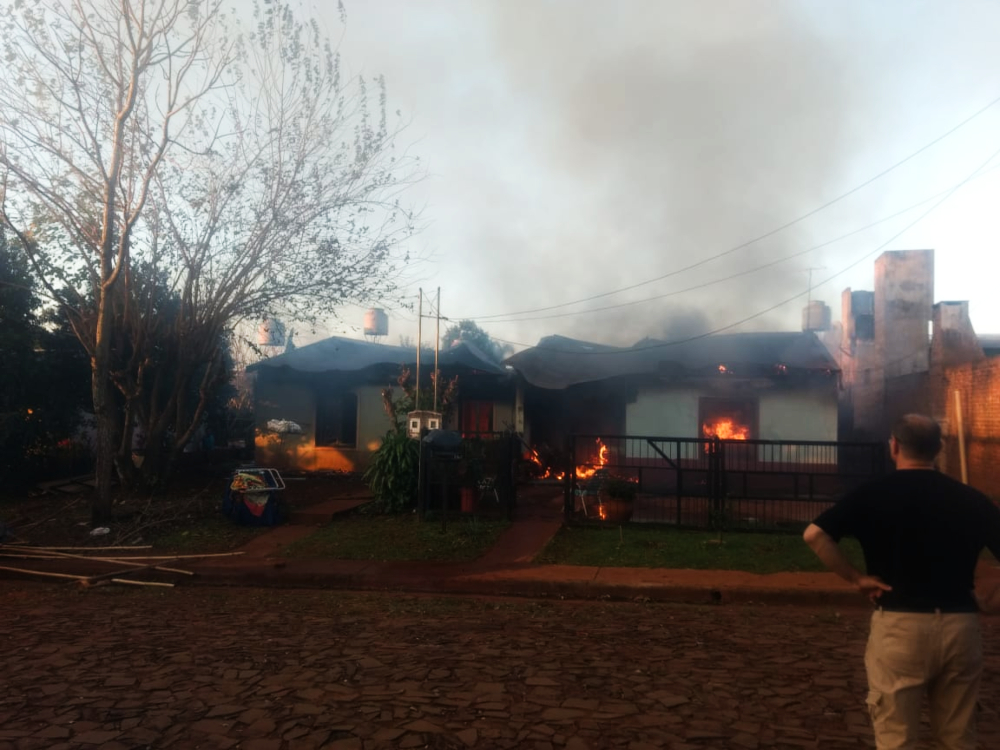 Incendio consumió dos viviendas en Santa Ana