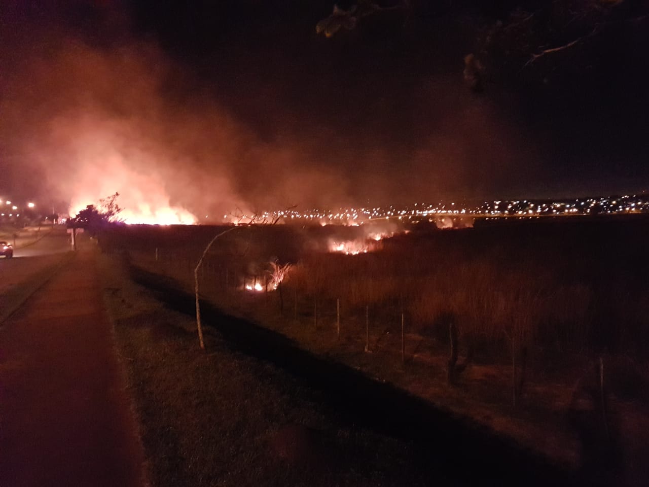 Posadas: Bomberos tratan de sofocar un incendio en el Acceso Oeste