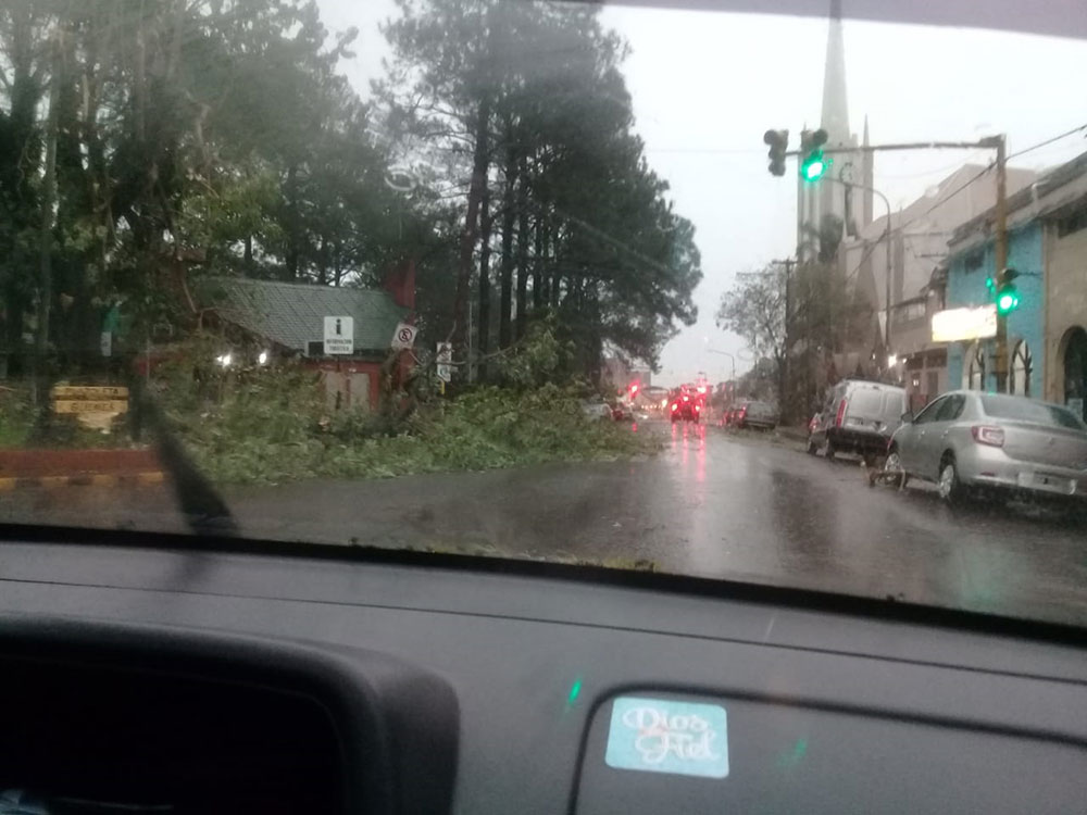 Un fuerte temporal provocó destrozos en pleno centro de Oberá