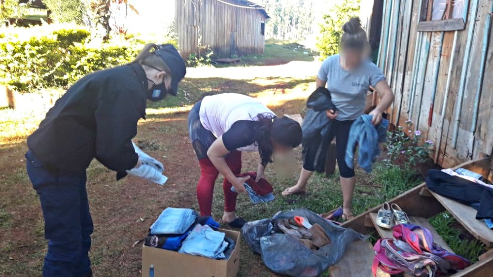 La Policía asiste de manera solidaria a familias de escasos recursos