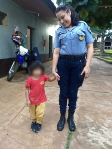 Feliz reencuentro de una madre angustiada y su pequeña niña que se extravió en el barrio Santa Clara II