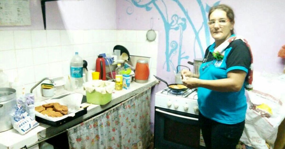 CON LAS “MANOS EN LA MASA”. La docente en la cocina del BOP 36.